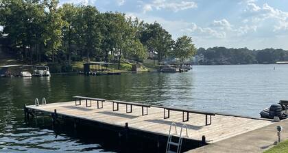 Relaxation Retreat-Cozy “Retreat” to unwind located directly on the water’s edge