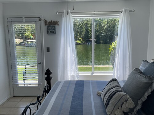 Relaxation Retreat-Cozy “Retreat” to unwind located directly on the water’s edge