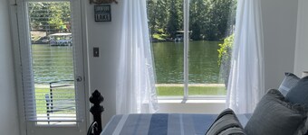 Relaxation Retreat-Cozy “Retreat” to unwind located directly on the water’s edge