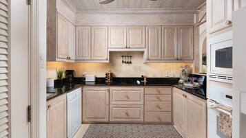 Apartemen, 2 kamar tidur | Dapur pribadi | Lemari es, oven, mesin pembuat kopi/teh, dan pemanggang roti