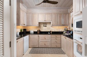 Apartment, 2 Bedrooms | Private kitchen