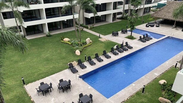Una piscina al aire libre