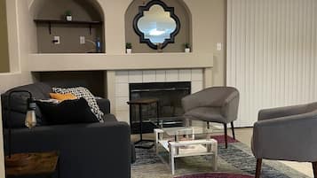 Smart TV, chimenea y videojuegos
