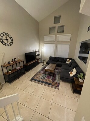 Smart TV, caminetto, videogiochi