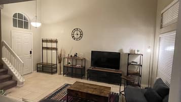 Smart TV, chimenea y videojuegos