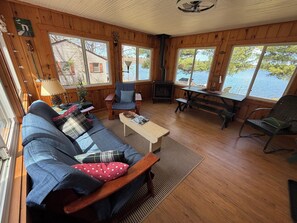 Smart TV, fireplace, DVD player, music library - Cozy cottage with a vintage vibe on a beautiful lake.   (Crosslake)