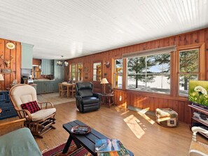 Smart TV, fireplace, DVD player, music library - Cozy cottage with a vintage vibe on a beautiful lake.   (Crosslake)