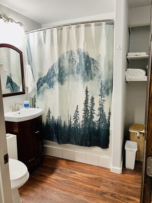 Bathtub, shampoo - Private apartment in our home with separate entry. (Valdez)