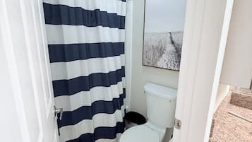 Badkar/dusch, hårtork, handdukar och toalettpapper