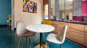 Luxury-Studio, 1 Schlafzimmer | Essbereich im Zimmer