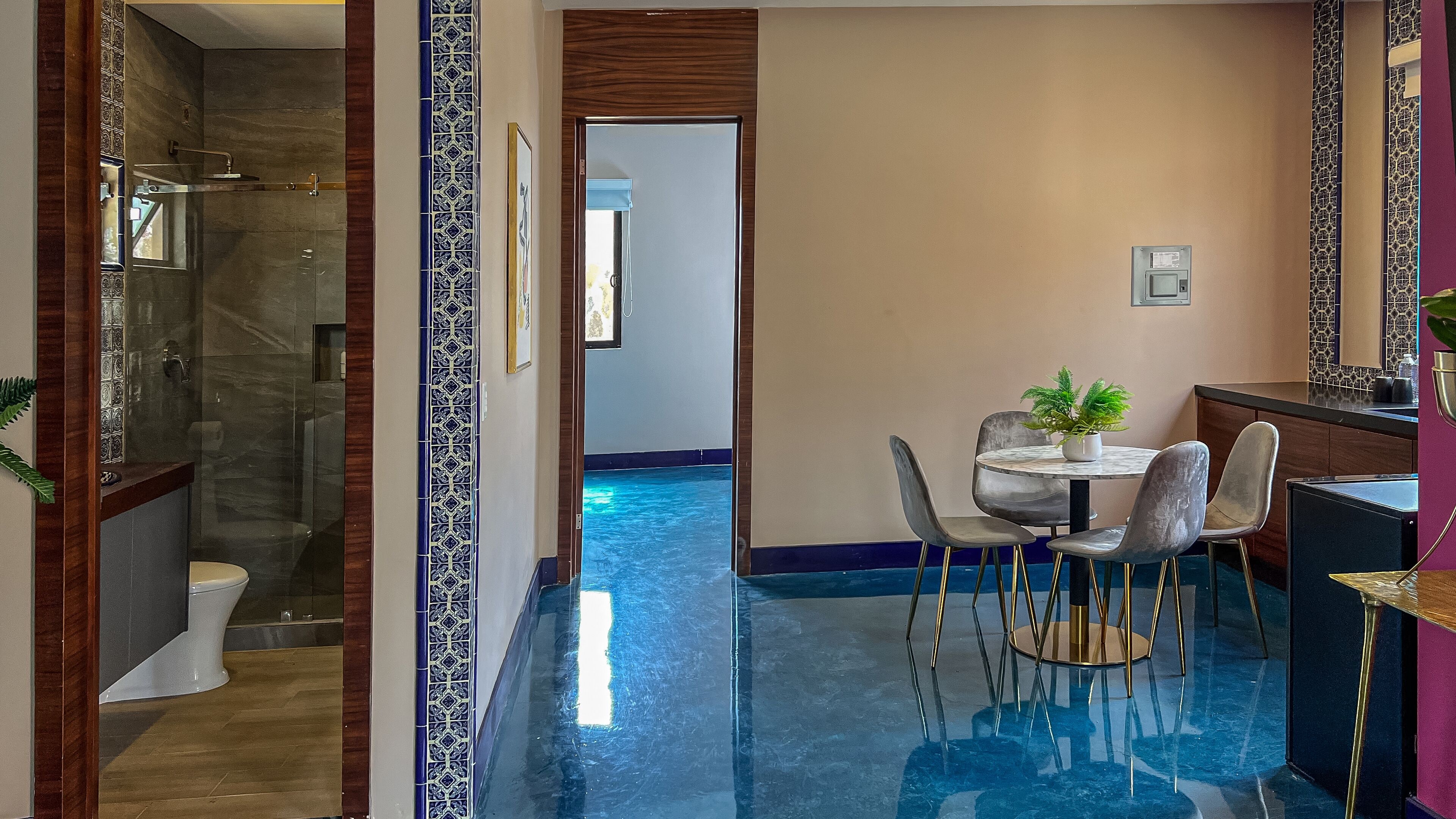 Un baño moderno con cabina de ducha de vidrio, inodoro y lavabo.