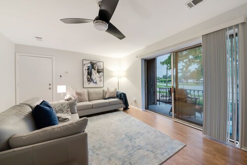 ♛The Broadway Special♛ - 2 Bd/1 Bath Smart-Condo!