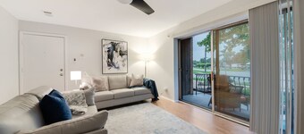 ♛The Broadway Special♛ - 2 Bd/1 Bath Smart-Condo!