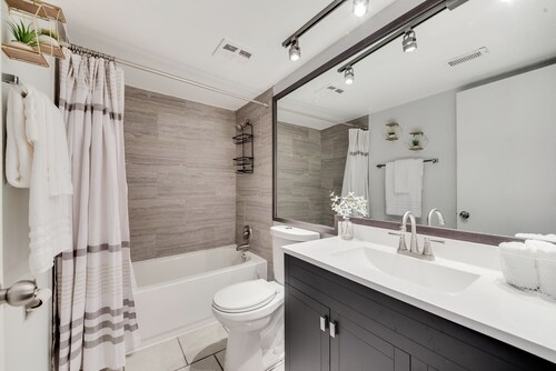 ♛The Broadway Special♛ - 2 Bd/1 Bath Smart-Condo!