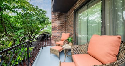 ♛The Broadway Special♛ - 2 Bd/1 Bath Smart-Condo!