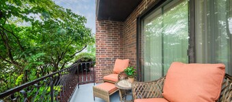 ♛The Broadway Special♛ - 2 Bd/1 Bath Smart-Condo!