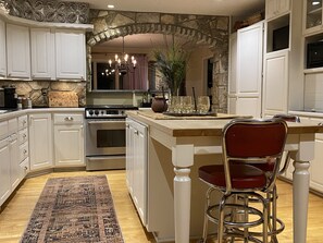 Fridge, microwave, oven, stovetop - North Arrow- Warm, Stylish, Edge of Town (Manhattan)