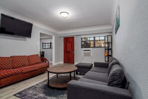 Deluxe-suite - 2 dobbeltsenge | Individuelt design, skrivebord, arbejdsområde til bærbare computere