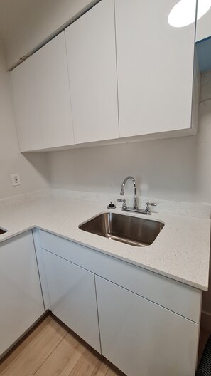 Standard Room | Private kitchen | Full-sized fridge, microwave, oven, stovetop