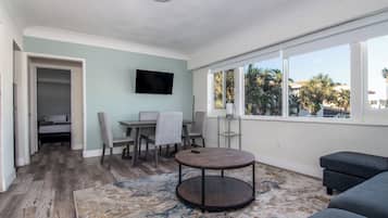 Apartamento superluxo, 2 camas de casal, cozinha, vista parcial para o mar | Opções para refeição no quarto