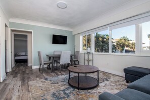 Luksushuoneisto, 2 parisänkyä, keittiö, osittainen merinäköala | Ruokailu omassa huoneessa