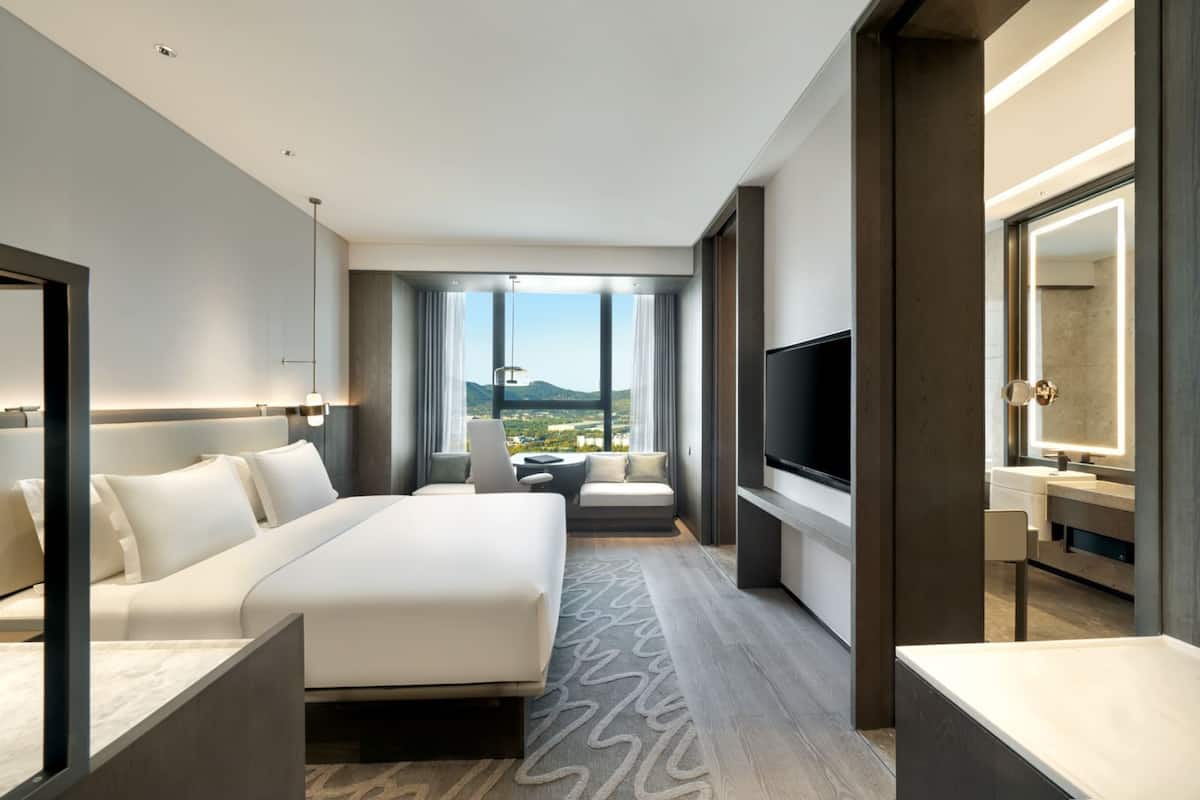 Executive kamer | Luxe beddengoed, donzen dekbedden, een kluis op de kamer, een bureau
