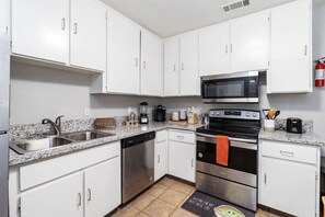 Private kitchen - Bike Themed 2Bedroom/1 Bath-Centrally Located (Fresno)