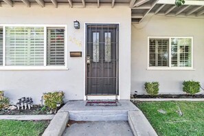 Exterior detail - Bike Themed 2Bedroom/1 Bath-Centrally Located (Fresno)