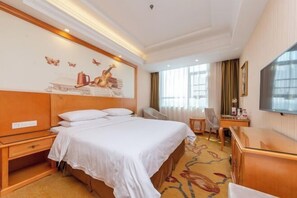 A hotel room with a large bed, a desk, a chair, and a TV. - Vienna Hotel (Liuyang Xincheng International) (Liuyang)