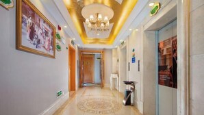 A hallway with a chandelier, a framed painting, and a patterned floor. - Vienna Hotel (Liuyang Xincheng International) (Liuyang)