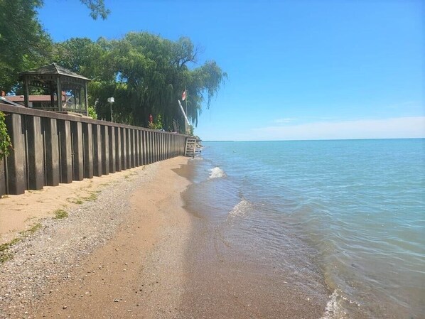 Playa en los alrededores y camastros 