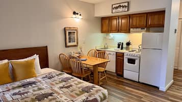 1 Schlafzimmer, Schreibtisch, Bügeleisen/Bügelbrett, Reisekinderbett