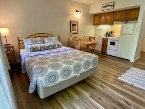 1 habitación, escritorio, tabla de planchar con plancha y cuna de viaje