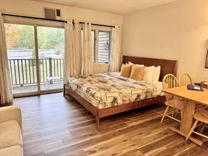 1 slaapkamer, een bureau, een strijkplank/strijkijzer, reisbedje