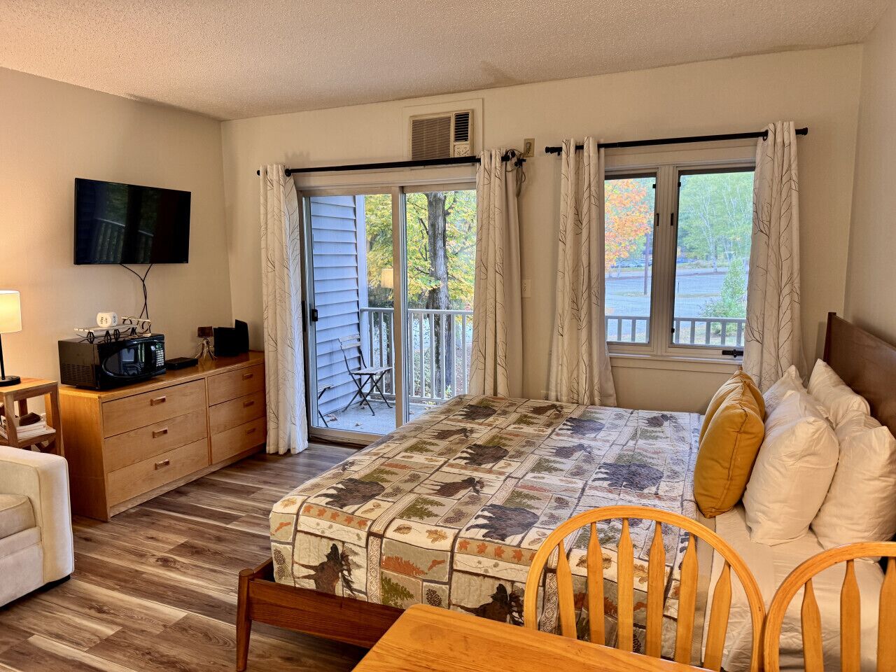 1 habitación, escritorio, tabla de planchar con plancha y cuna de viaje 