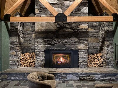 Cozy King Bed Studio - Mtn Views - Direct River Access in back