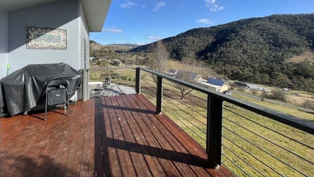 Eine Terrasse mit Blick auf eine hügelige Landschaft.