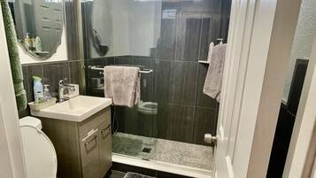Een douche, een haardroger, handdoeken, zeep