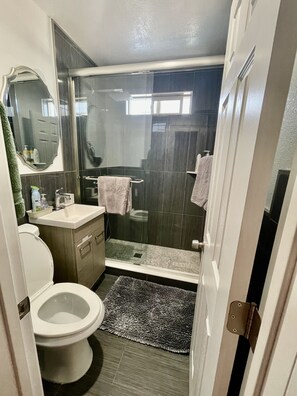 Een douche, een haardroger, handdoeken, zeep