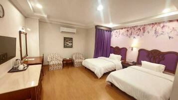 Deluxe Studio Suite | Minibar, in-room safe, laptop workspace, blackout curtains