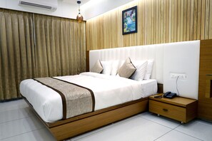 Pillow-top beds, in-room safe, individually decorated - Hotel Tulsi (Surat)
