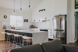 Fridge, microwave, oven, stovetop - Cow Bell Cottage - Trentham, Retreat, perfect for Families, Bikers, and Foodies. (Trentham)