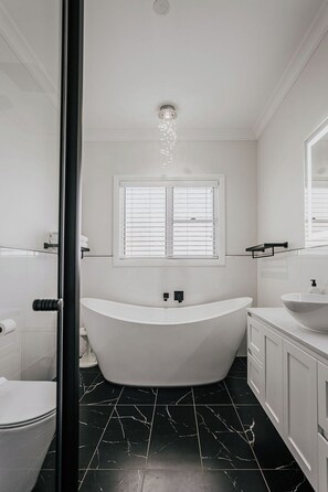 Bathtub, hair dryer, towels, soap - Cow Bell Cottage - Trentham, Retreat, perfect for Families, Bikers, and Foodies. (Trentham)