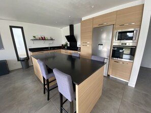 Kjøleskap, mikrobølgeovn, ovn og kokeplater