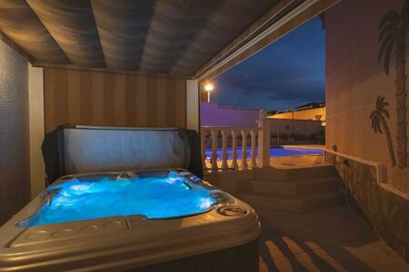 Tina de hidromasaje al aire libre