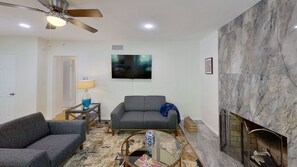 Smart TV, futbolito, libros y oficina