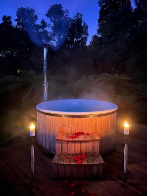 Outdoor spa tub