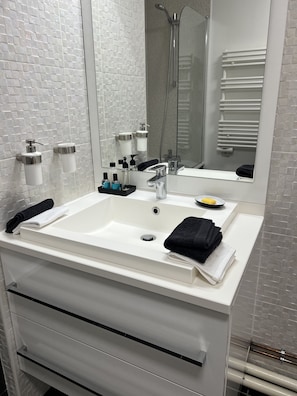 Ensemble douche/baignoire, sĂšche-cheveux, serviettes fournies, savon