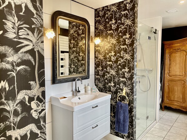 Douche, sĂšche-cheveux, serviettes fournies, savon