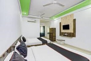 Deluxe Quadruple Room | Free WiFi, bed sheets - Hotel Motera Inn (Ahmedabad)